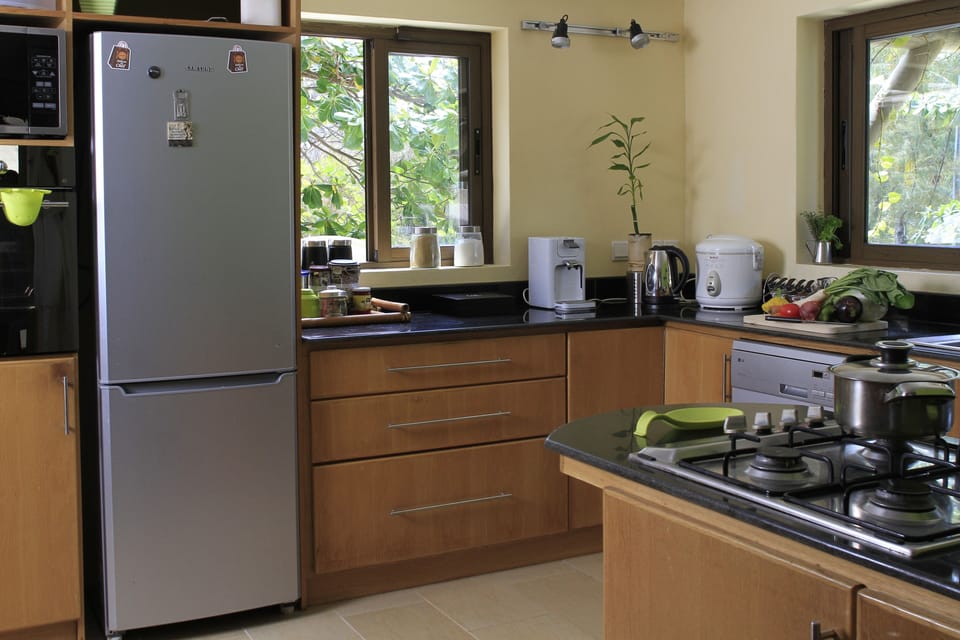 Coffee/tea maker, fridge, microwave, stovetop