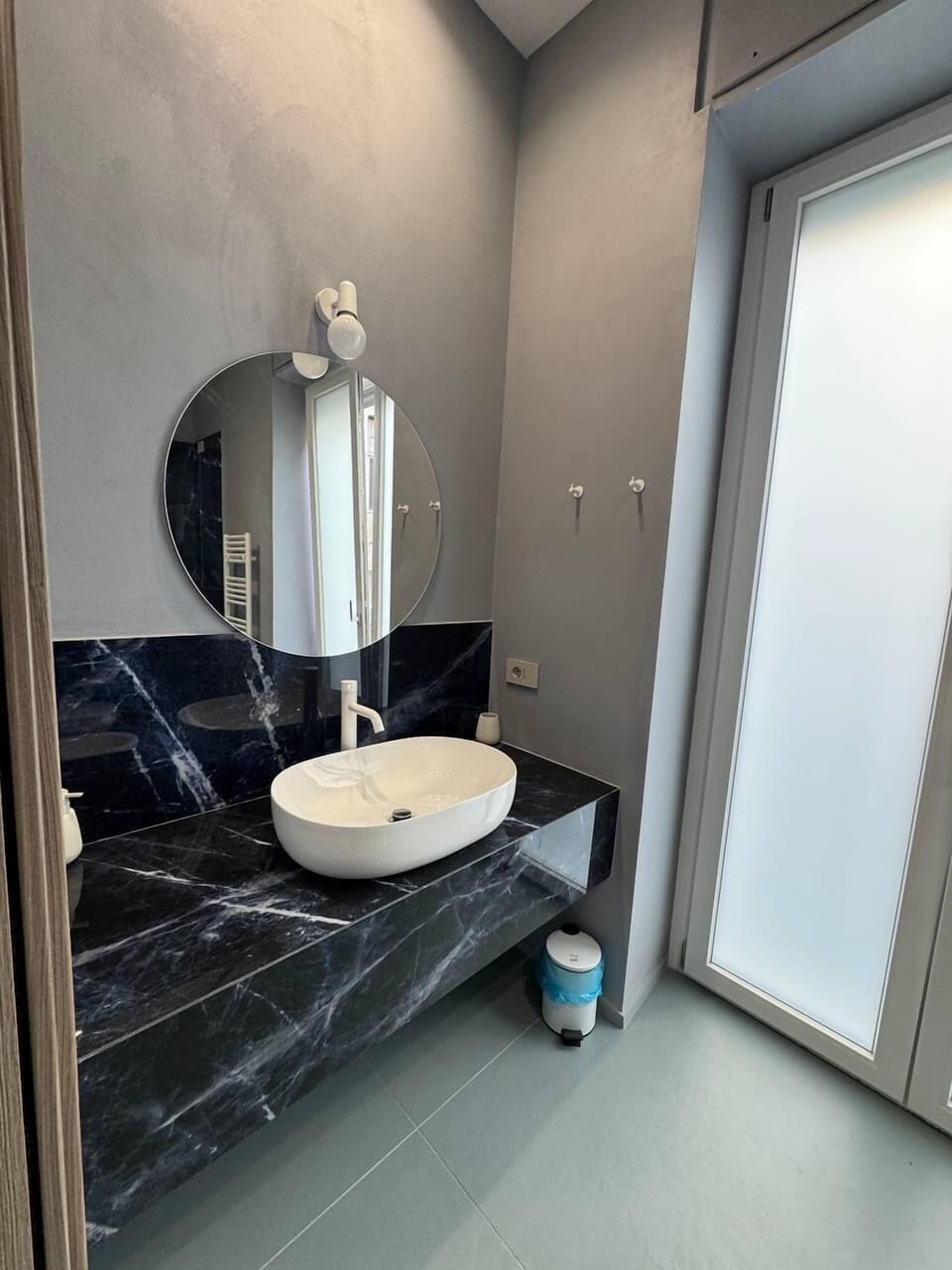 Deluxe Room, Balcony, City View | Bathroom | Hair dryer, slippers, bidet, towels