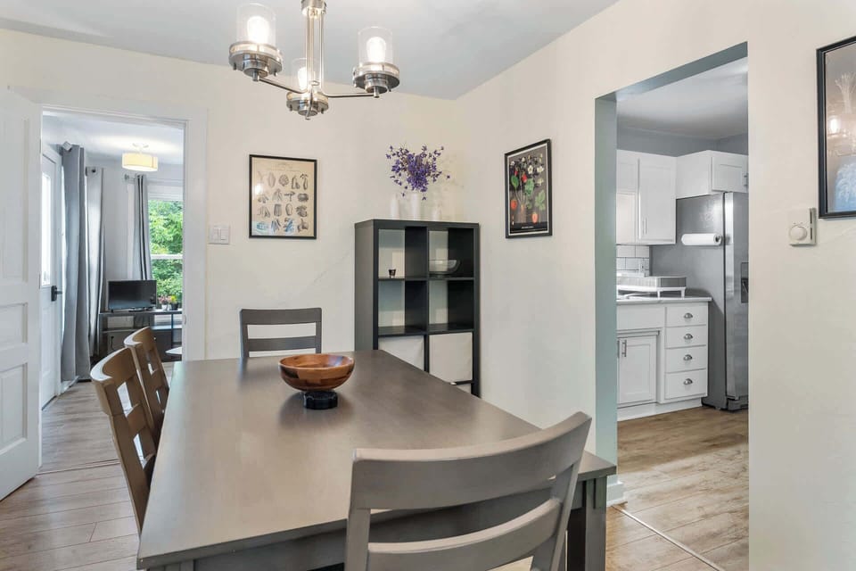 Seating for 6 at dining table