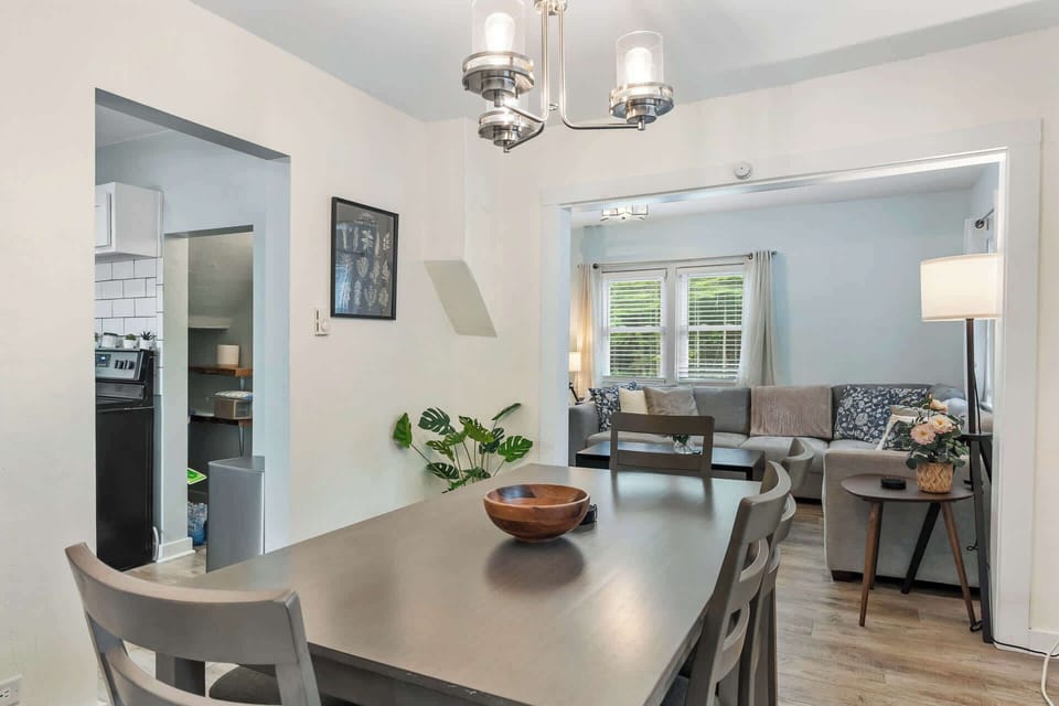 Seating for 6 at dining table