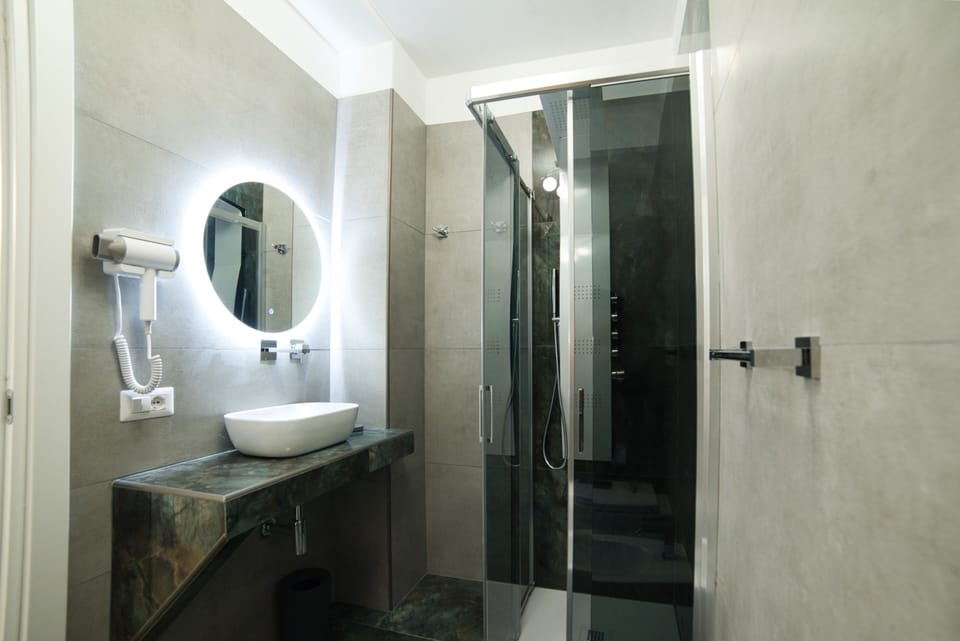 Standard Double Room | Bathroom | Shower, free toiletries, hair dryer, bidet