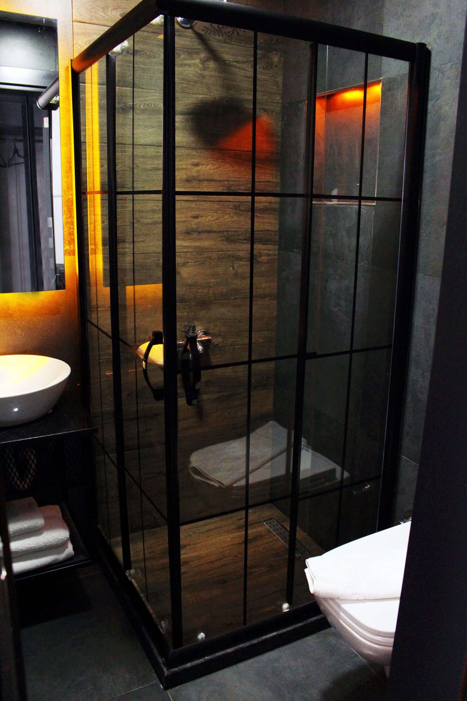 Deluxe Double or Twin Room | Bathroom | Shower, rainfall showerhead, free toiletries, hair dryer