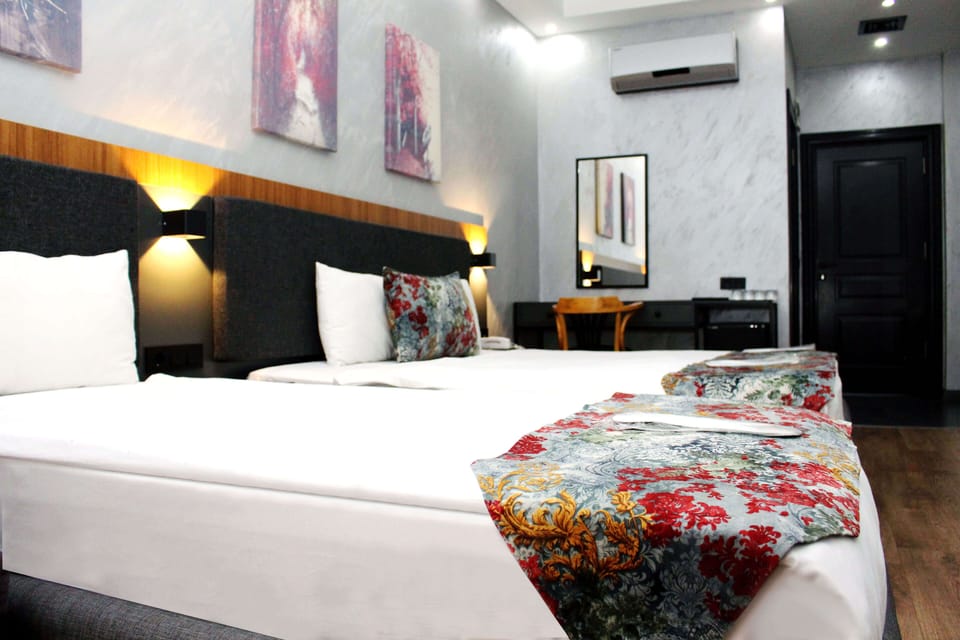 Deluxe Triple Room | In-room safe, desk, soundproofing, WiFi (free)