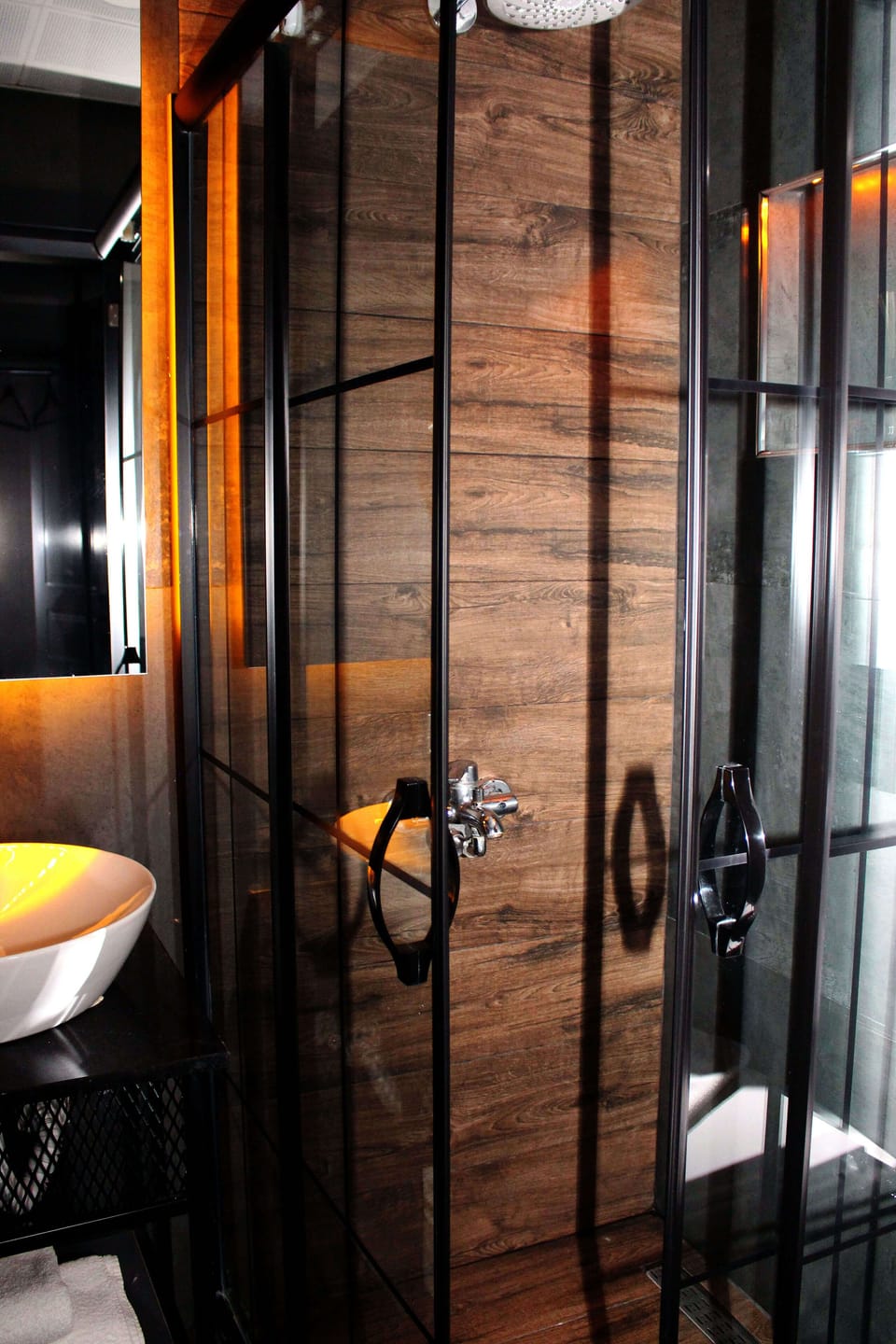 Deluxe Double or Twin Room | Bathroom | Shower, rainfall showerhead, free toiletries, hair dryer