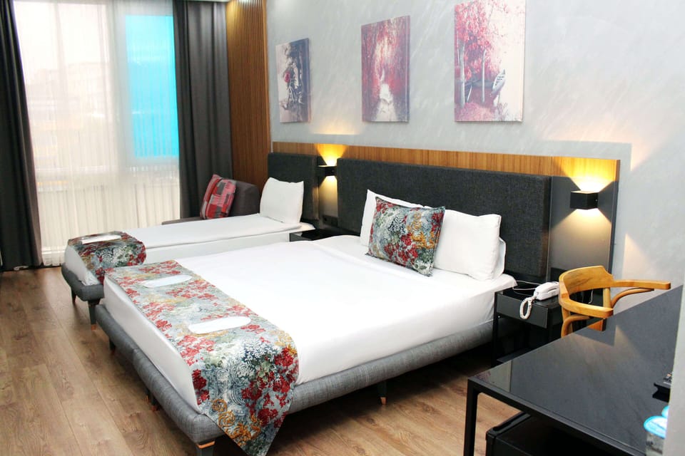 Deluxe Triple Room | In-room safe, desk, soundproofing, WiFi (free)