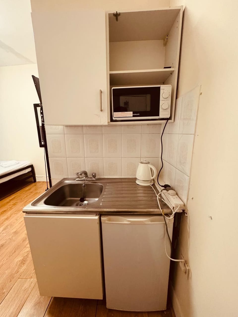 Quadruple Room (37 Collingaham Place) | Private kitchen | Coffee/tea maker, electric kettle