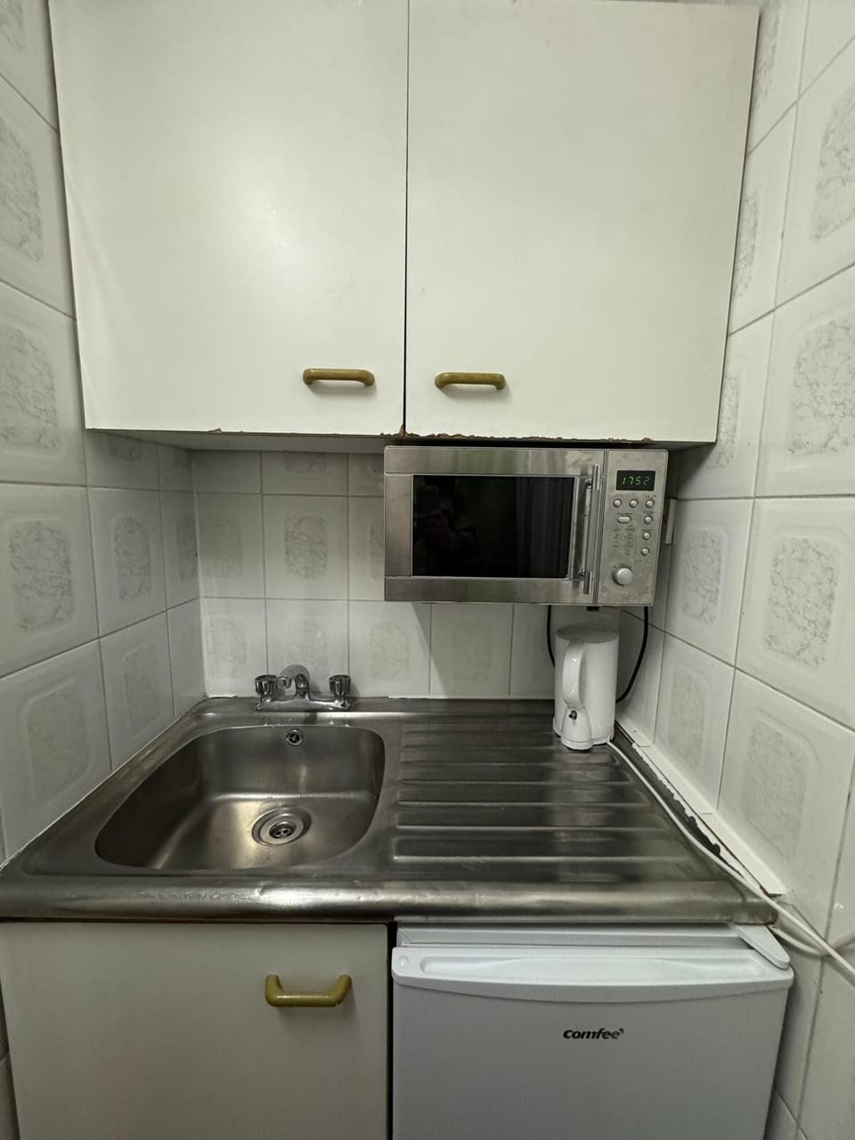 Family Room (6 Adults/ 37 Collingaham Place) | Private kitchen | Coffee/tea maker, electric kettle