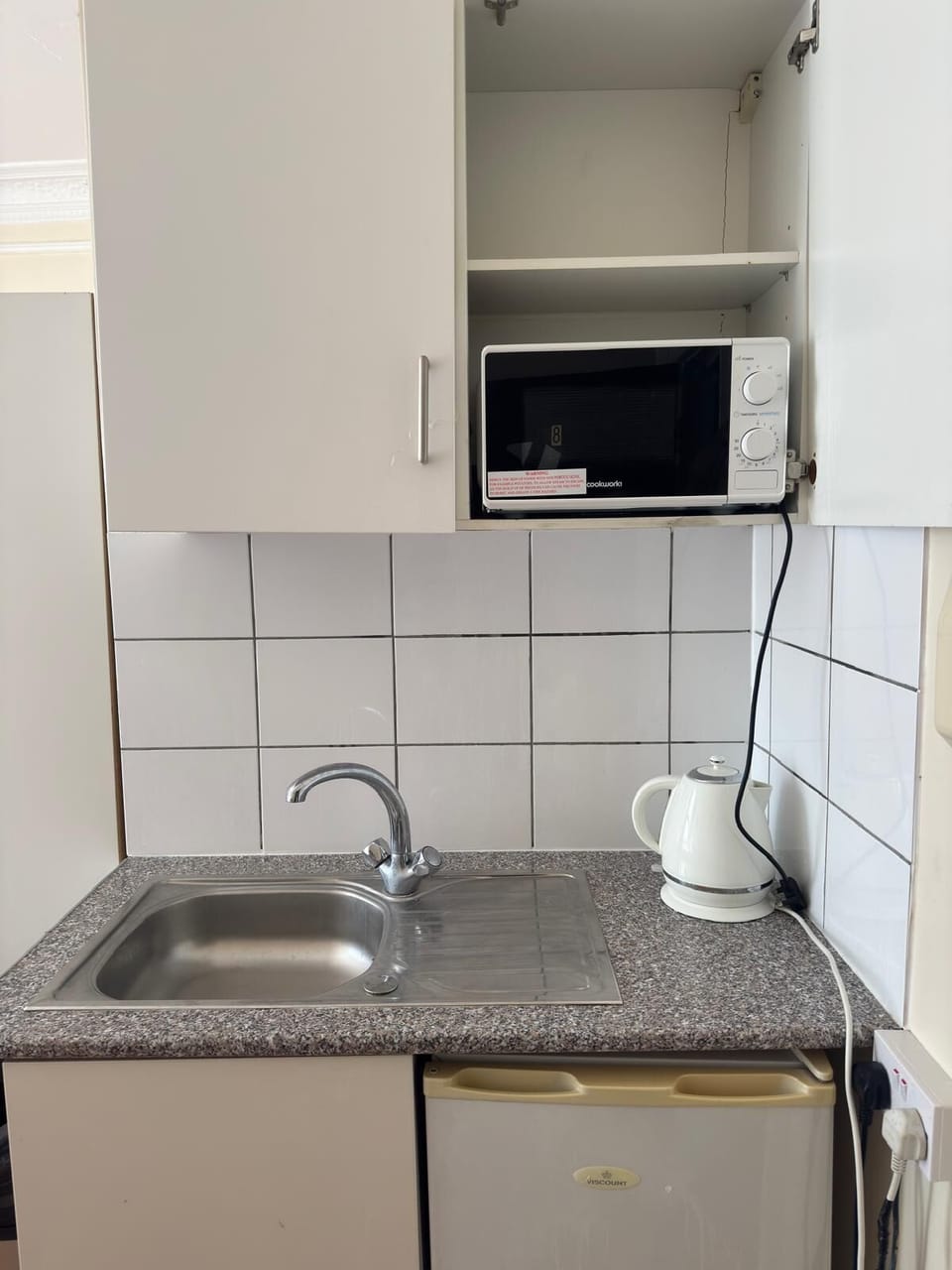 Family Room (6 Adults/ 37 Collingaham Place) | Private kitchen | Coffee/tea maker, electric kettle