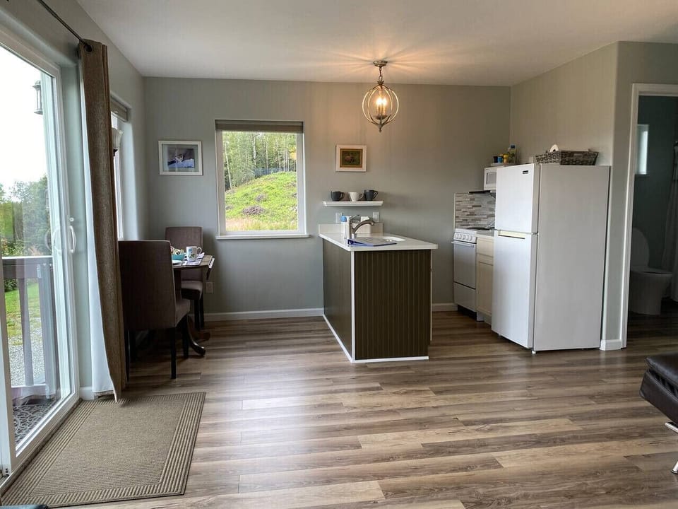 Dining, Kitchen island and appliances
