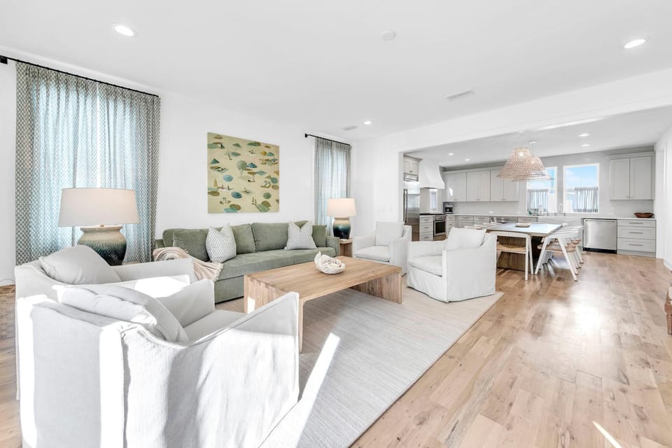 House, Multiple Beds (Casa de Cousins) | Living area | TV