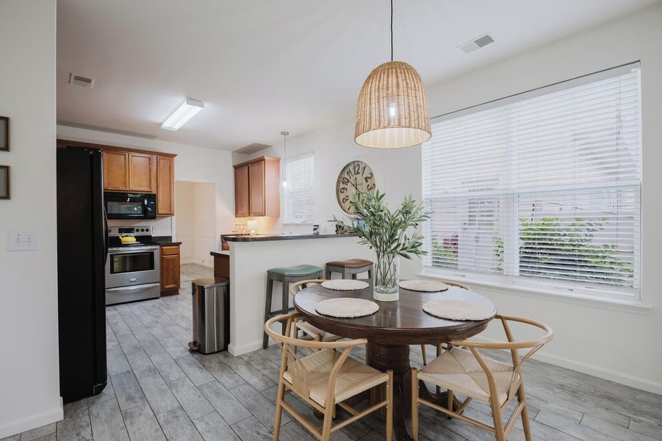 House, Multiple Beds, Patio, Garden View (Happy Days) | Dining