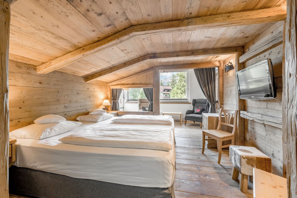 Deluxe Double Room, Balcony | Hypo-allergenic bedding, minibar, in-room safe, desk