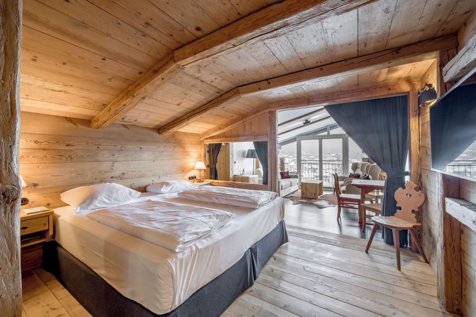 Junior Suite, Balcony | Hypo-allergenic bedding, minibar, in-room safe, desk