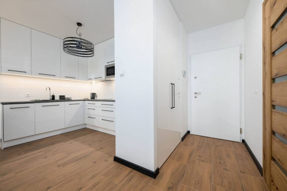 Modern Entryway with Spacious Kitchen and Ample Storage | Book Now with RENTUJEMY.COM