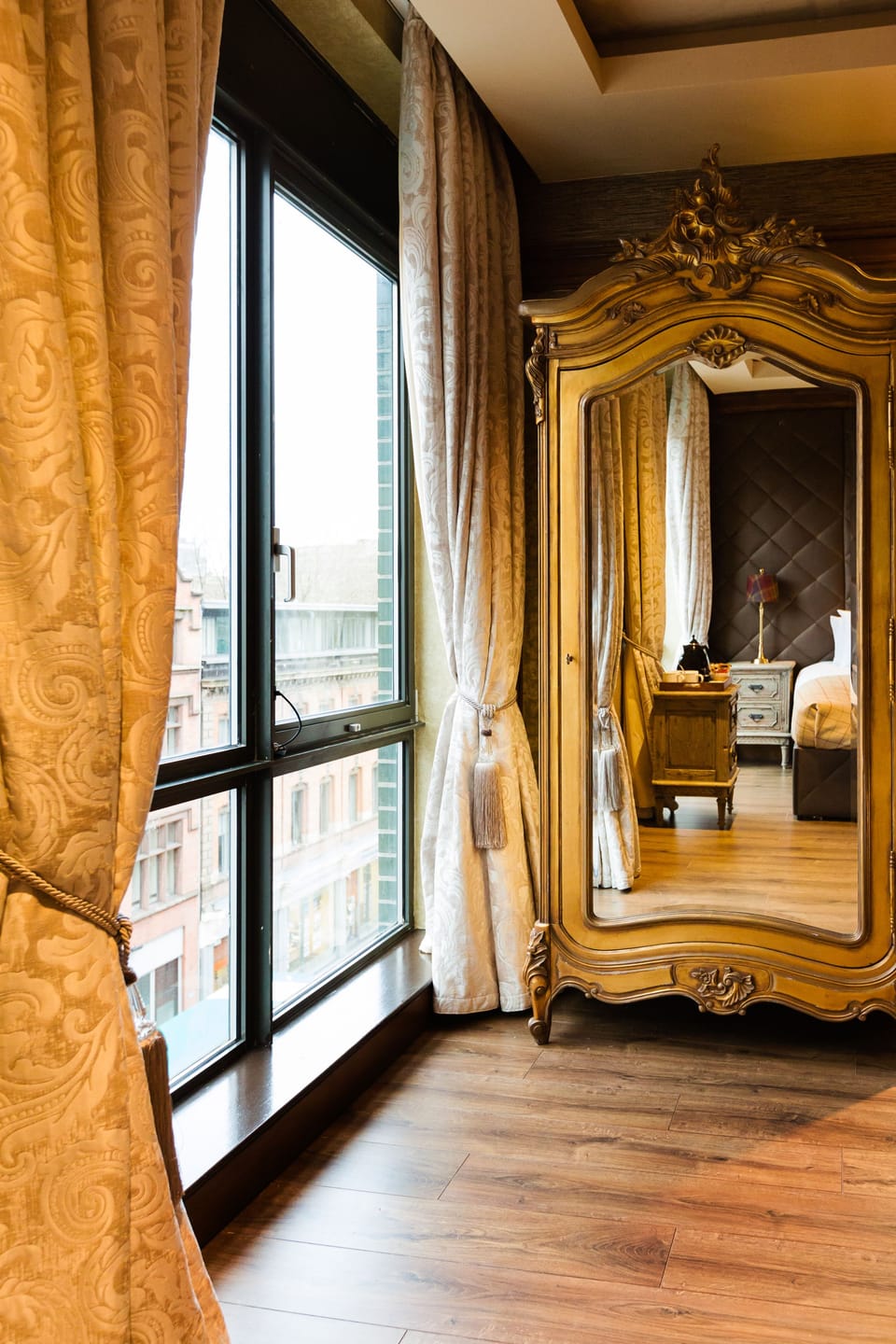 Premium bedding, in-room safe, desk, iron/ironing board