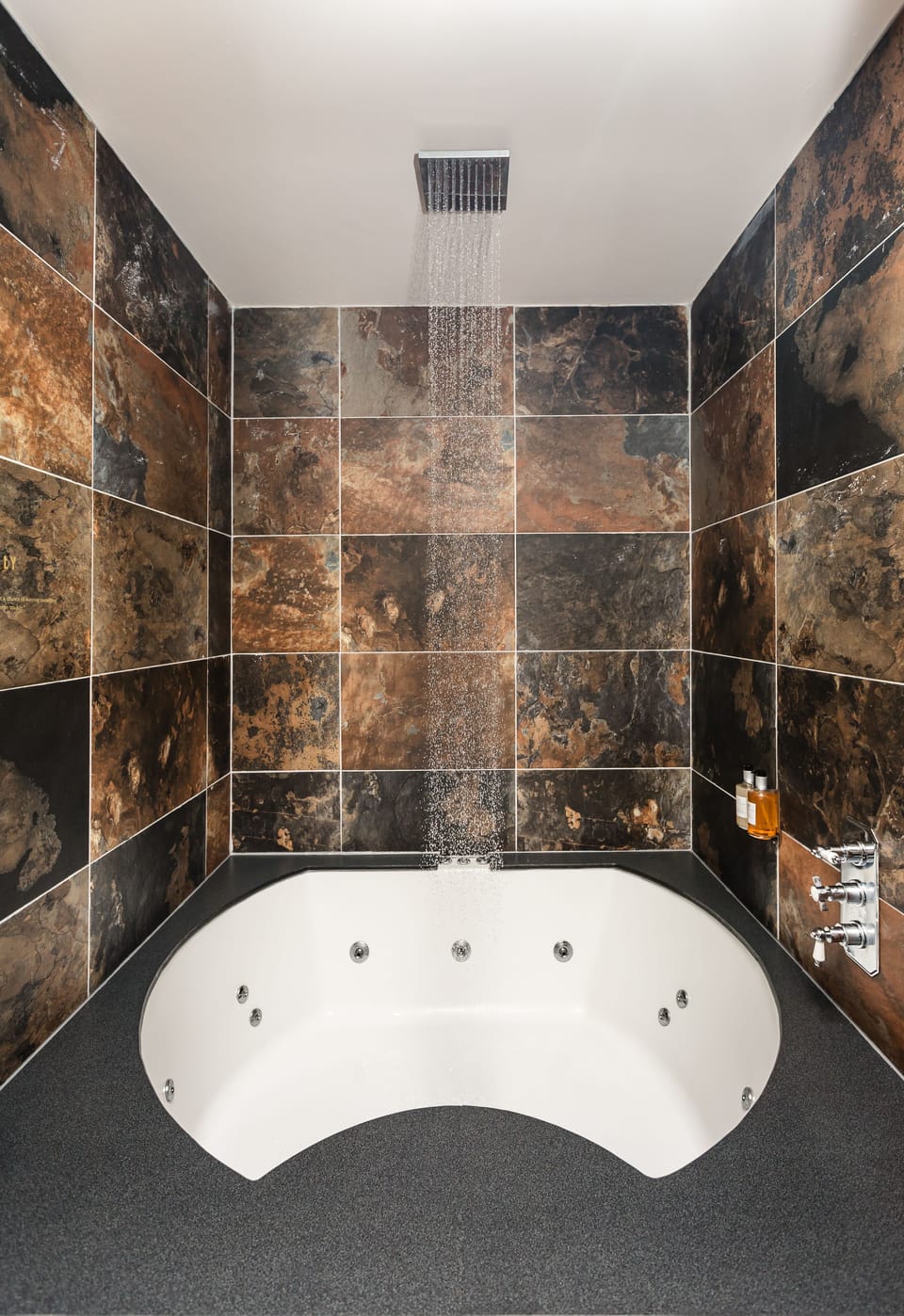 Luxury Room (Sleeps 8) | Bathroom | Free toiletries, hair dryer, towels