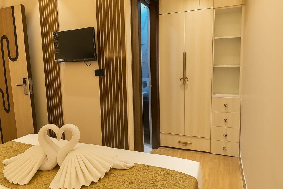 Deluxe Double Room | Egyptian cotton sheets, premium bedding, down comforters