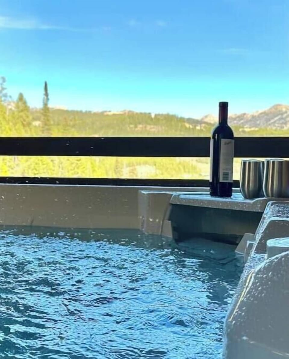 Outdoor Space 2: Private hot tub