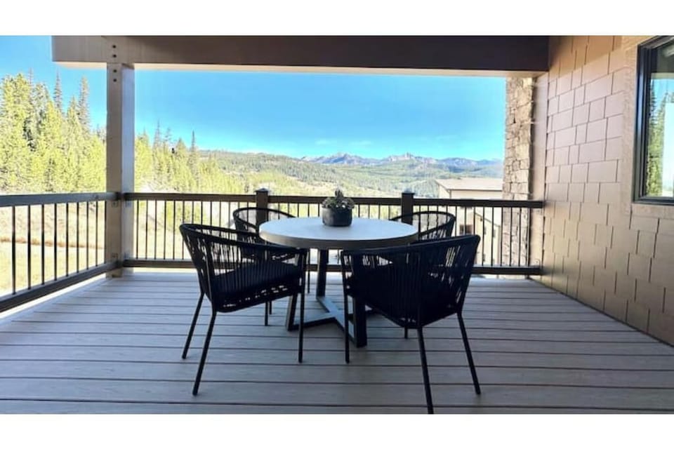 Outdoor Space 1: Dinning/Grill