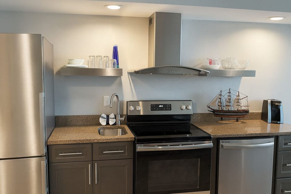 Studio, Balcony, Sea View | Private kitchen | Full-size fridge, microwave, oven, stovetop
