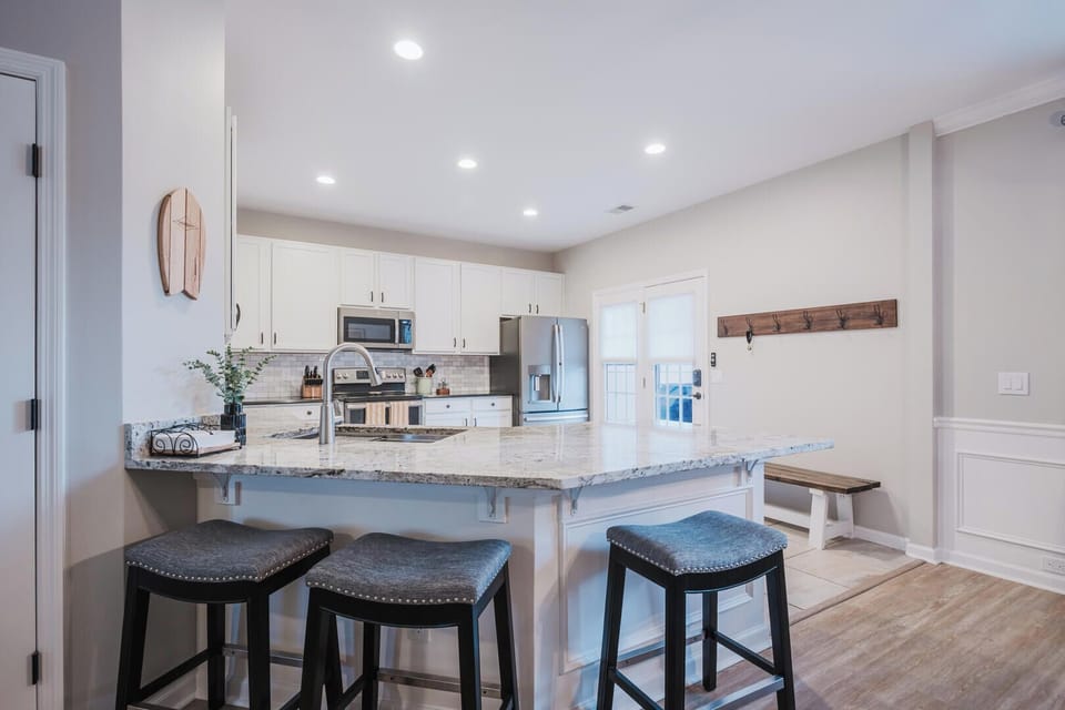 House, Multiple Beds, Patio, Garden View (Lowcountry Lodge) | Private kitchen | Fridge, microwave, oven, stovetop