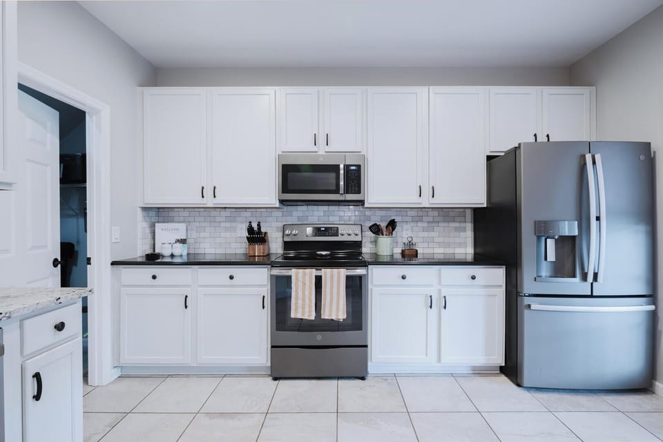 House, Multiple Beds, Patio, Garden View (Lowcountry Lodge) | Private kitchen | Fridge, microwave, oven, stovetop