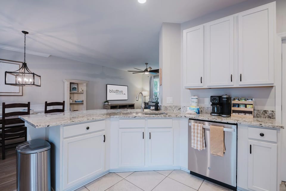 House, Multiple Beds, Patio, Garden View (Lowcountry Lodge) | Private kitchen | Fridge, microwave, oven, stovetop