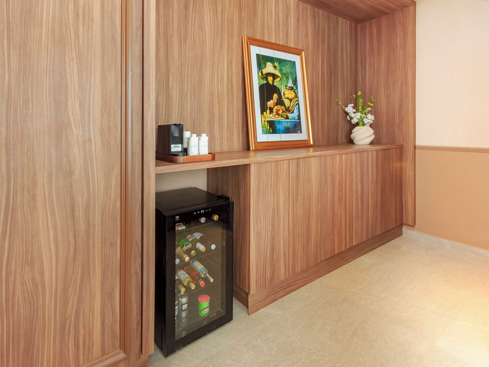 Deluxe Room | Premium bedding, down comforters, pillowtop beds, minibar