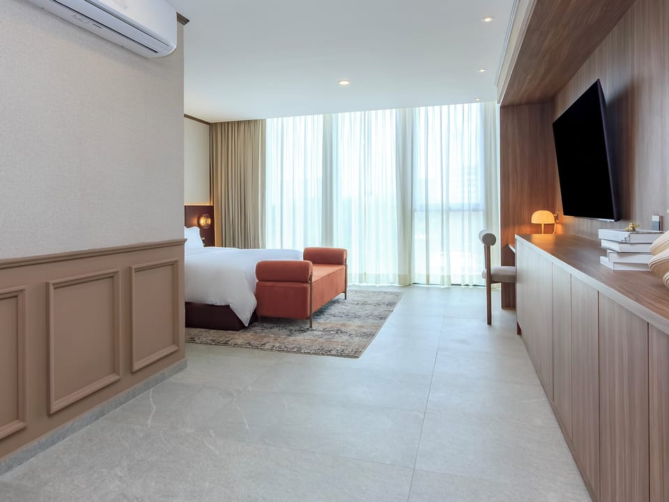 Junior Suite | Premium bedding, down comforters, pillowtop beds, minibar