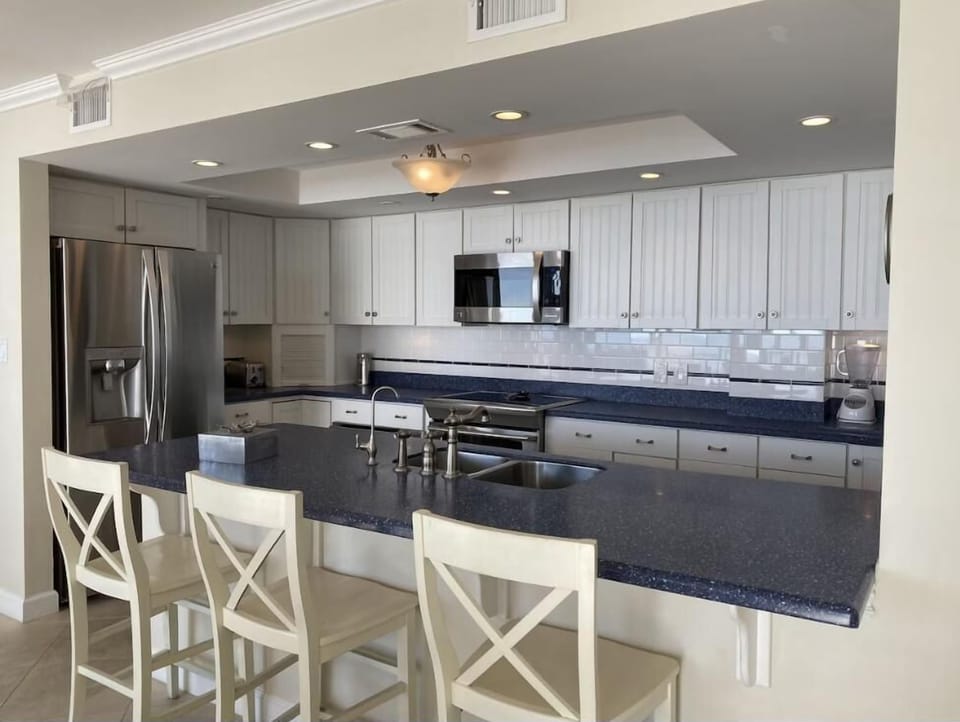 Condo, Multiple Beds (Seachase E301) | Private kitchen | Oven, toaster, cookware/dishes/utensils
