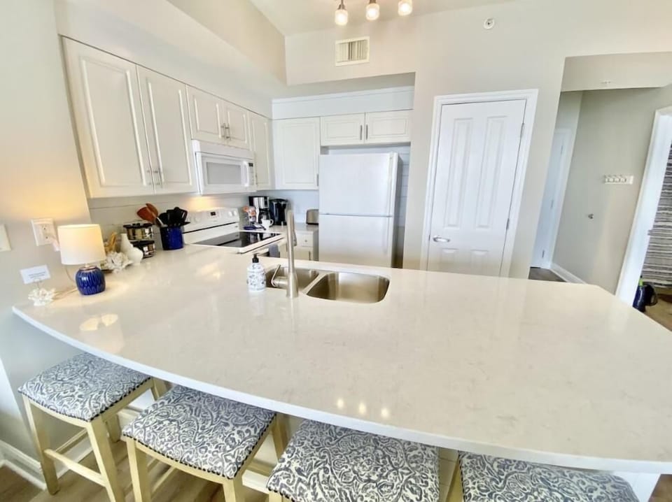 Condo, Multiple Beds (Celadon 2005) | Private kitchen | Oven, cookware/dishes/utensils