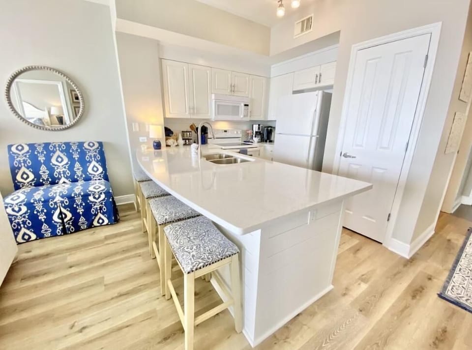 Condo, Multiple Beds (Celadon 2005) | Private kitchen | Oven, cookware/dishes/utensils