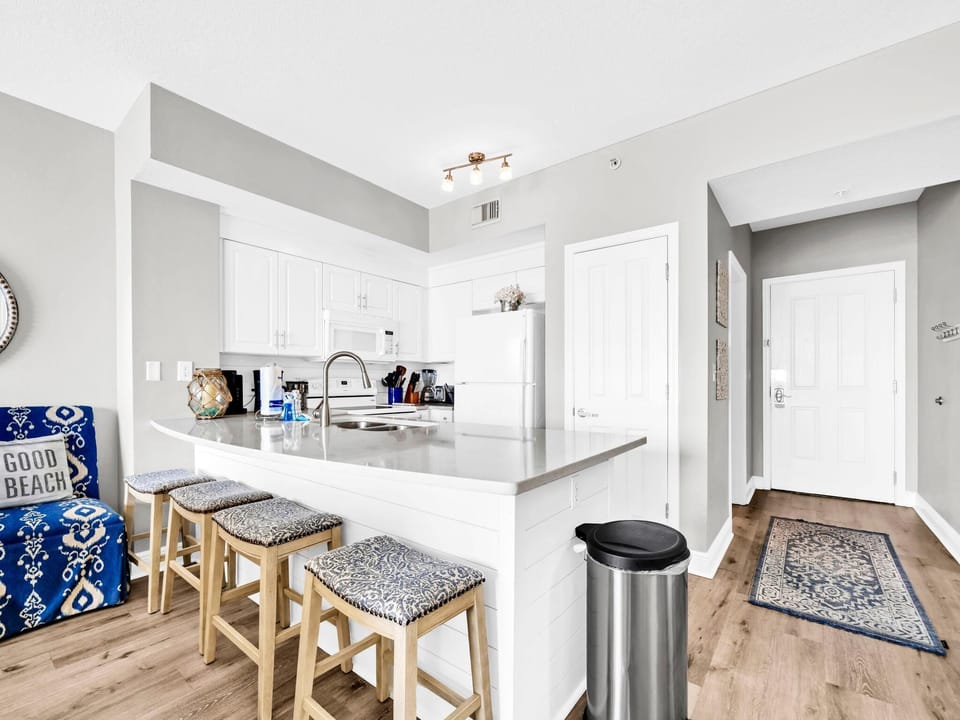 Condo, Multiple Beds (Celadon 2005) | Private kitchen | Oven, cookware/dishes/utensils