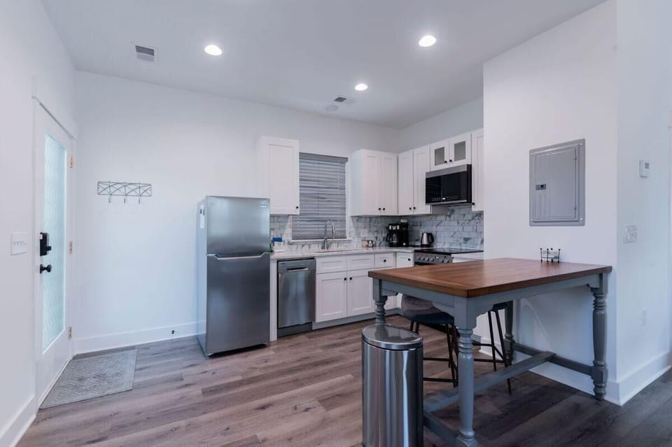 Studio, 1 King Bed, Kitchen, Garden View (Old Town Loft) | Private kitchen | Fridge, microwave, oven, stovetop