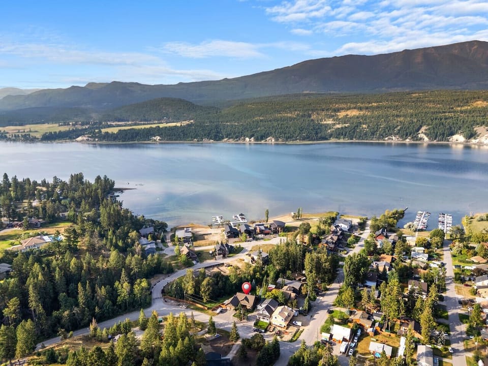 The Reef is within walking distance to Lake Windermere. A 2-minute drive or a 15-minute walk takes you to Windermere public beach for summer sand and winter skating adventures.