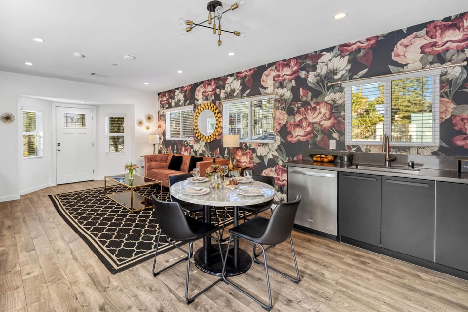 Dining area with seating for 4. (Art Deco)