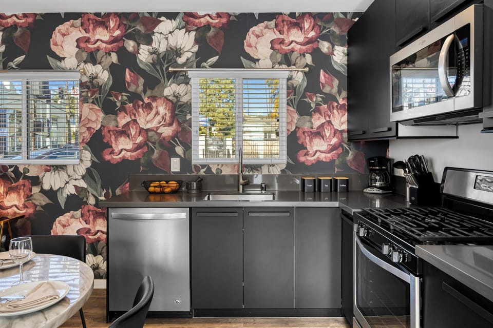 Spacious kitchen counter for easy meal prepping. (Art Deco)