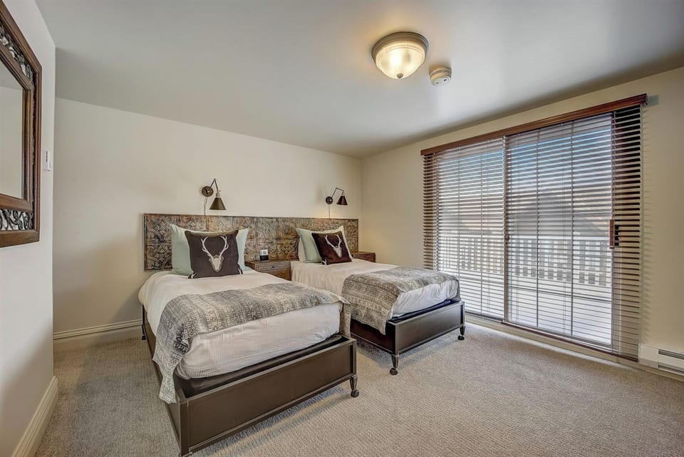 Great window with beautiful views and lighting!