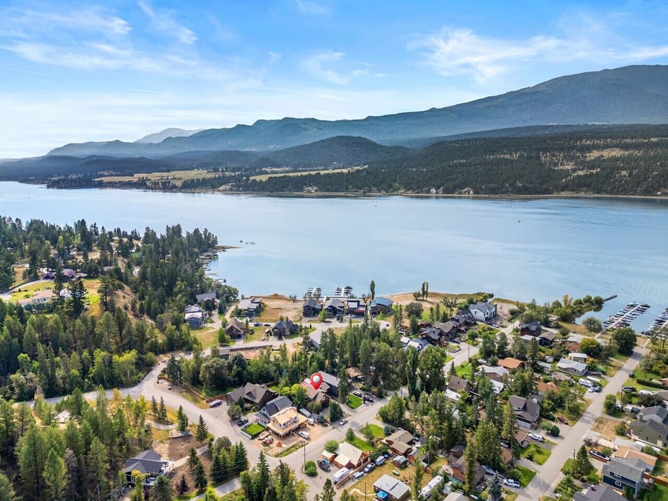 Ash & Iron is just a short distance away from Lake Windermere; a 3-min drive or 15-min walk to Windermere public beach`s summer sand and winter`s Whiteway for skating adventures.