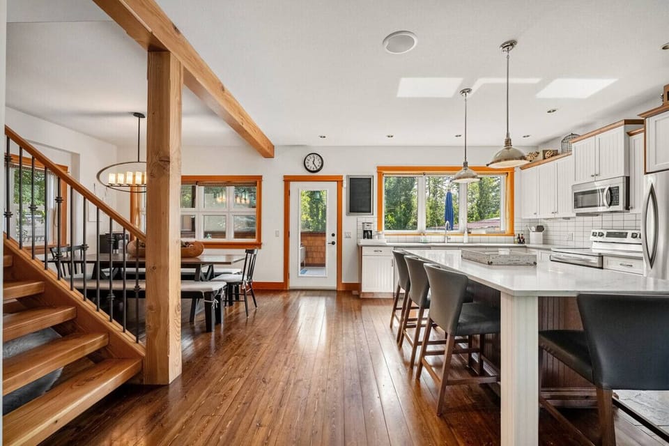 Full kitchen with a drip & Nespresso coffee machine, blender, and all essentials (coffee grounds, sugar, tea, ketchup, mustard & relish.)