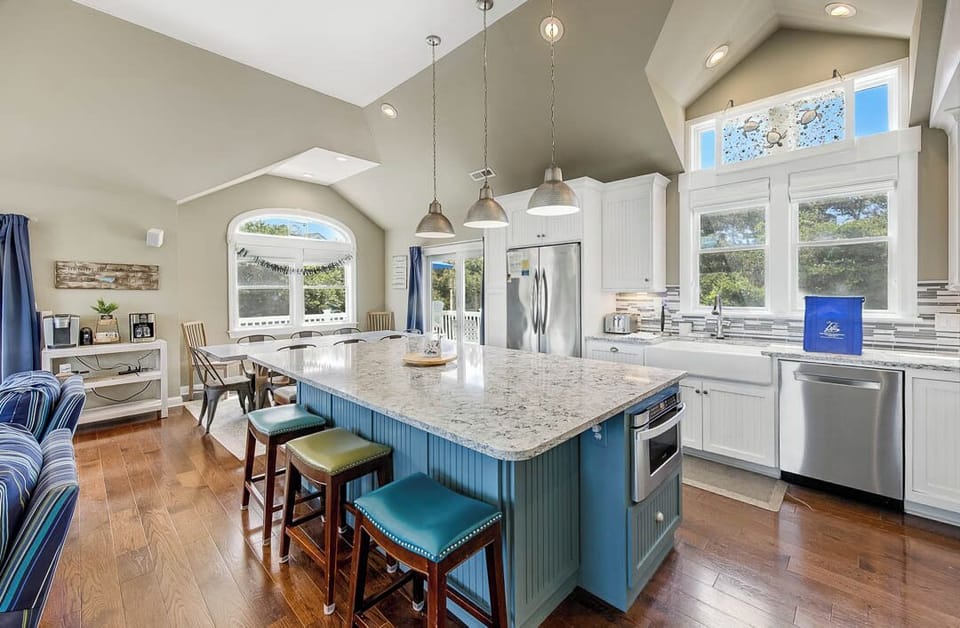 Top-Level Kitchen with Bar (seats 5)