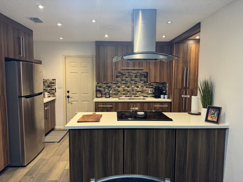 Full kitchen with all pans, utensils, cookware, spoons, knifes, etc included.
