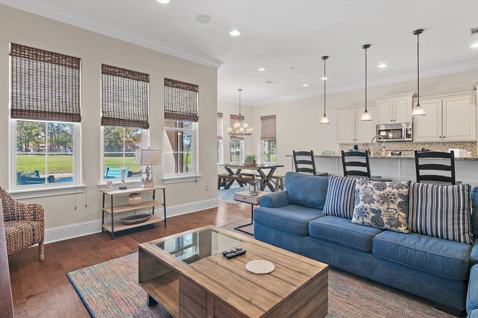 Welcome to your relaxing home away from home in Sandestin — spacious, light-filled living space just minutes from Miramar Beach and Sandestin's summer/fall outdoor movie nights and seasonal festivals.