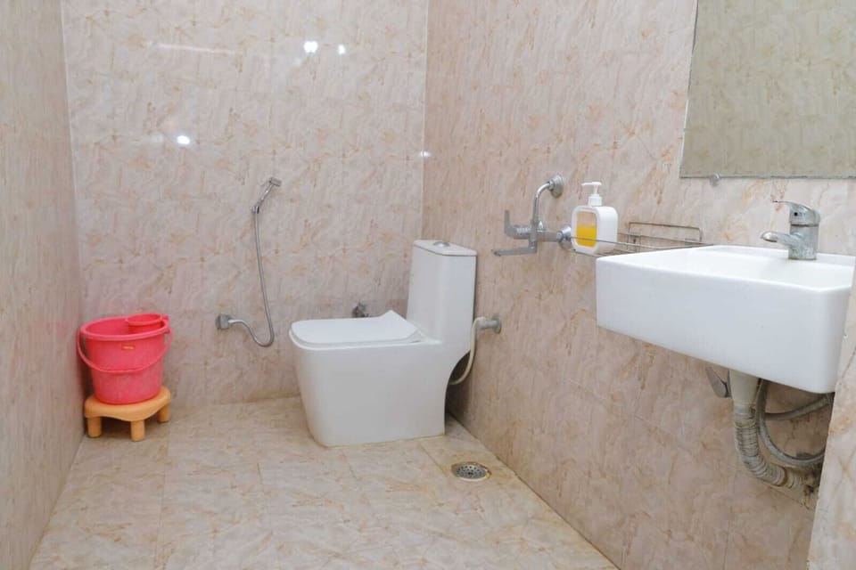 Deluxe Room, City View | Bathroom | Shower, towels, soap