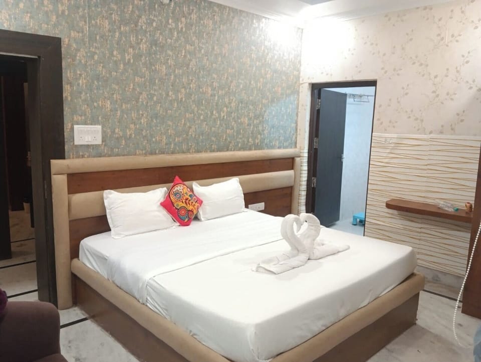Deluxe Room, City View | Hypo-allergenic bedding, memory foam beds, desk, laptop workspace