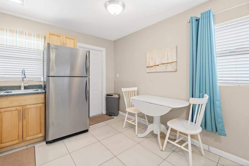 Eat-in Kitchen with Seating for 4