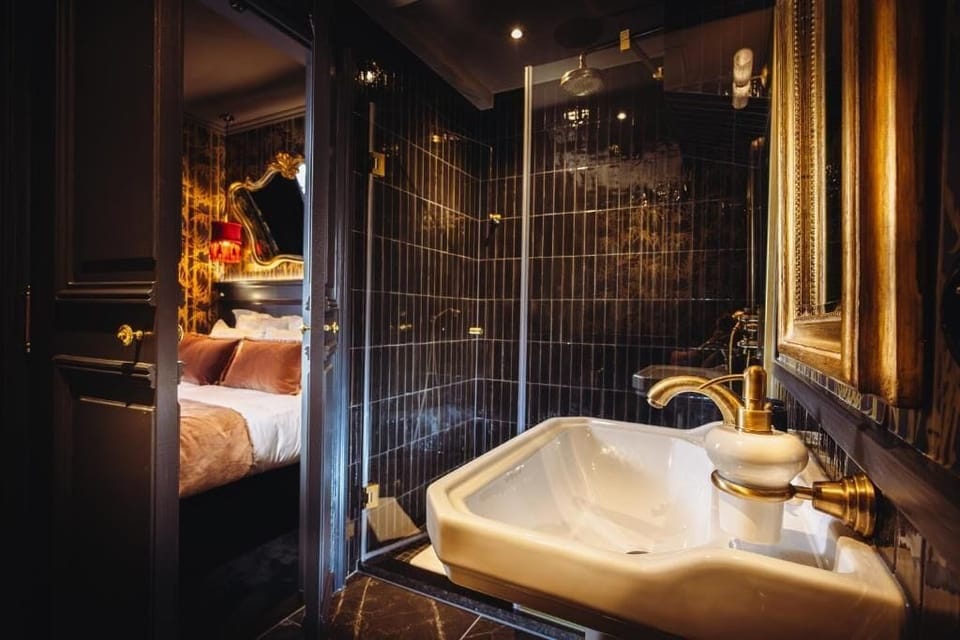 Signature Double Room | Bathroom | Slippers