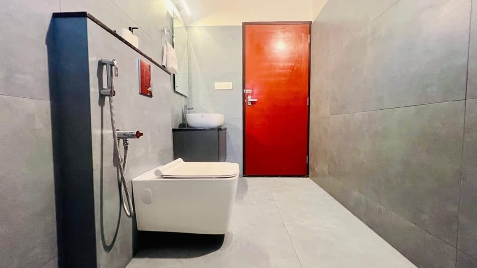 Deluxe Suite, Garden View | Bathroom | Shower, free toiletries, bathrobes, towels