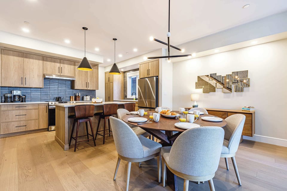Kitchen and dining area with everything you need.