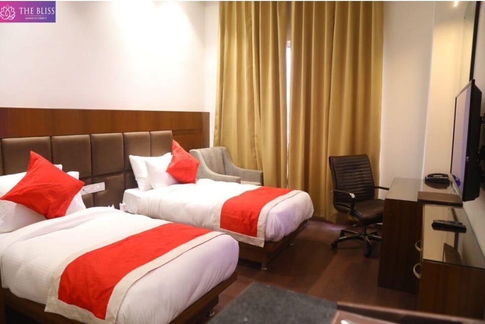 Club Suite, Balcony | Desk, free WiFi